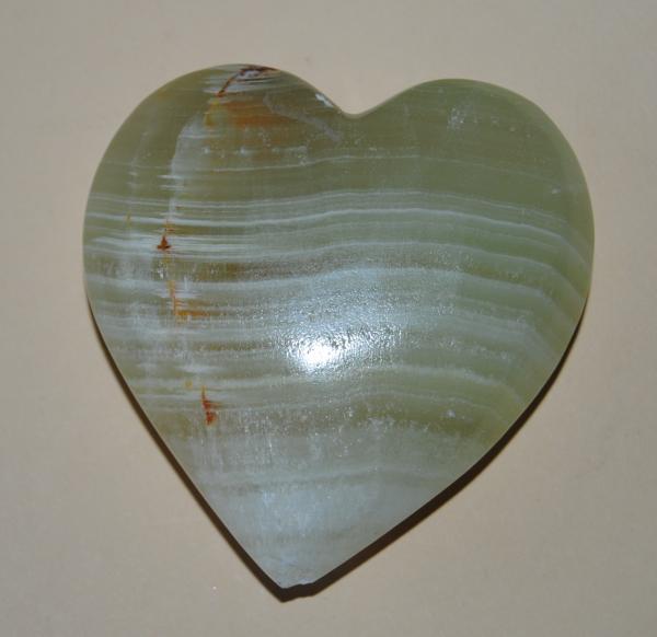 Herz aus weisen Onyx Marmor